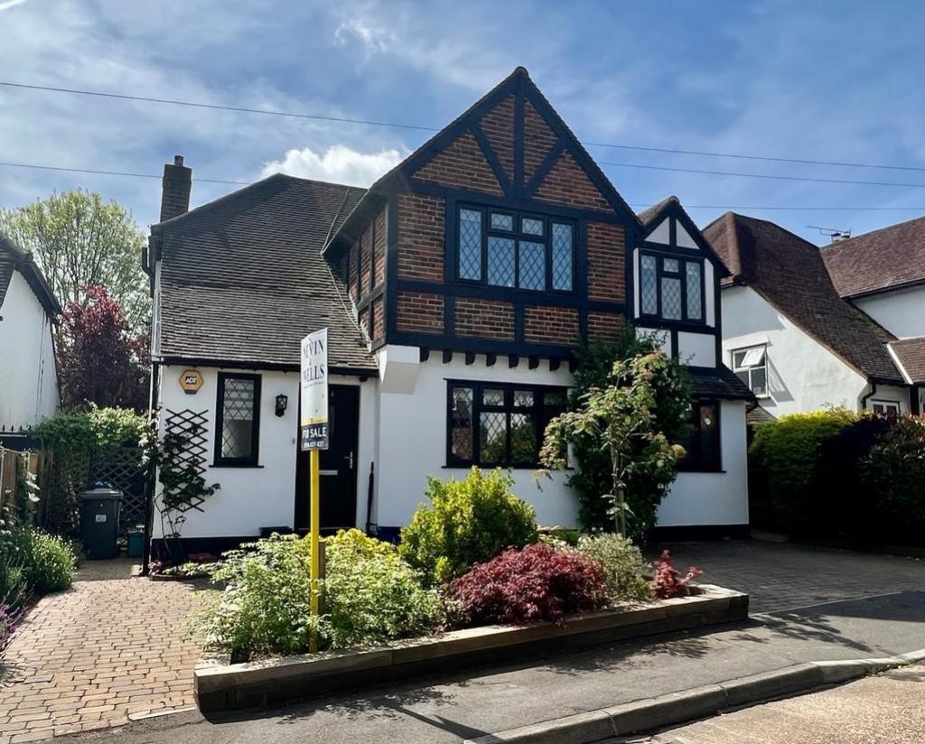 Vicarage Avenue, Egham, Surrey, TW20 4 bed detached house £900,000