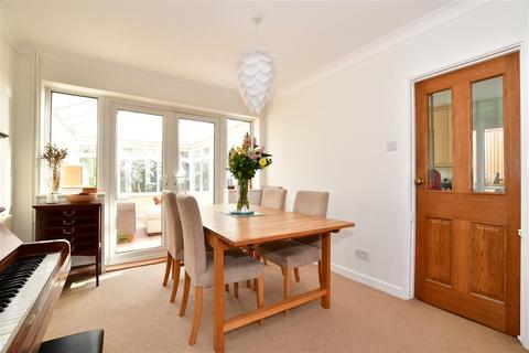 6 Weald Close, Horsham, RH13 6HE