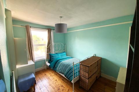 3 bedroom semi-detached house to rent, Denzil Road, Guildford GU2