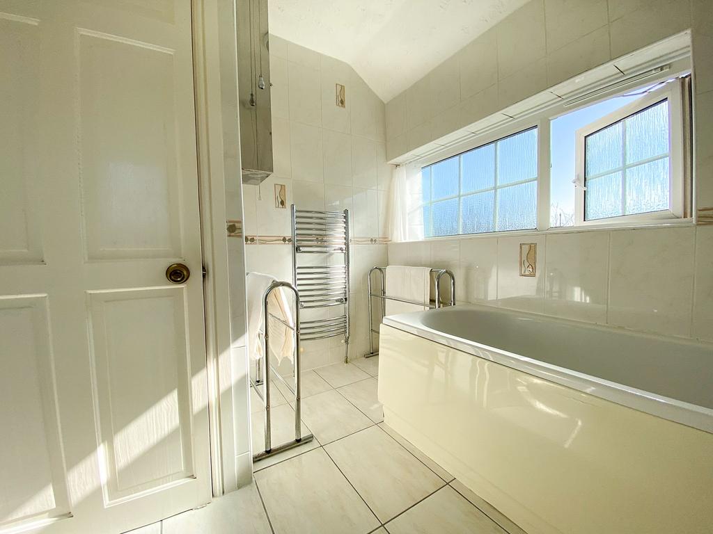 Bathroom with Dual Aspect Windows