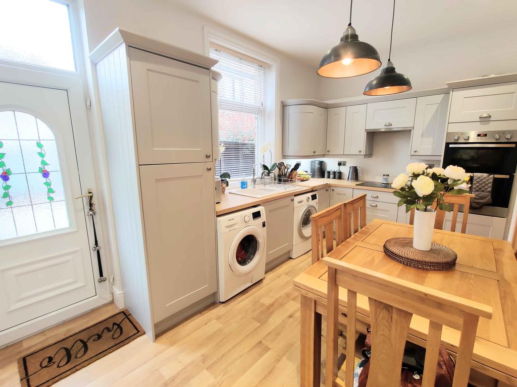 Brookeville Avenue, Hipperholme HX3 3 bed end of terrace house £214,995