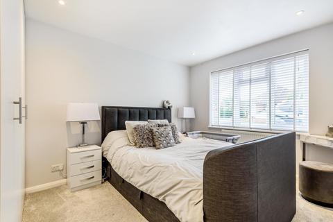 15 Foxlake Road, Byfleet, West Byfleet, KT14 7PW