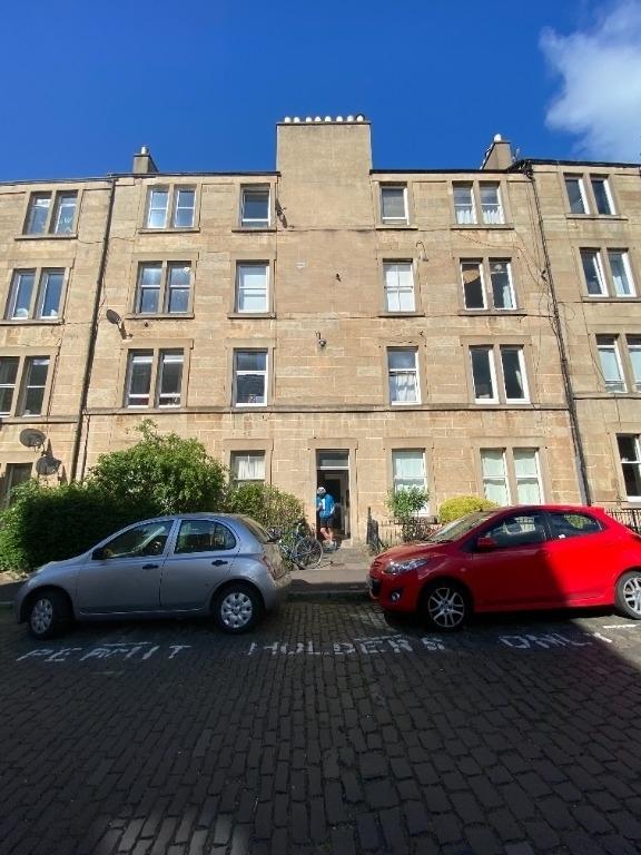 Cathcart Place, Dalry, Edinburgh, EH11 3 bed flat £1,500 pcm (£346 pw)