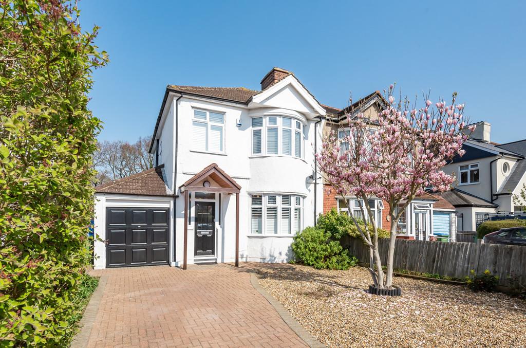 Broad Lawn, London, SE9 3 bed semidetached house £725,000