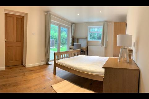 5 bedroom semi-detached house to rent - Ashenden Road, Surrey