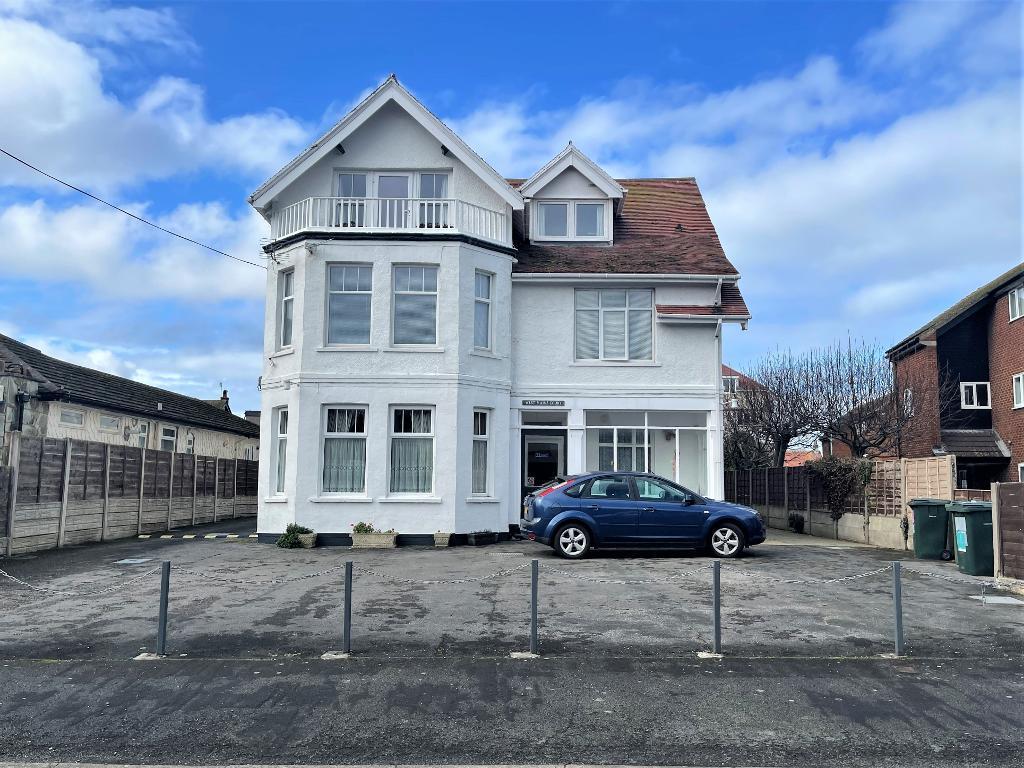 Trillo Avenue, Rhos on Sea, Conwy... 2 bed flat £775 pcm (£179 pw)