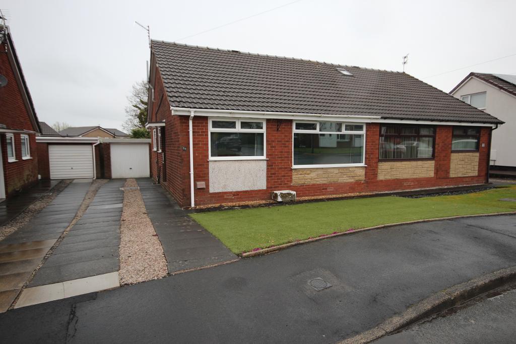 Lynwood Avenue, ClaytonleMoors, BB5 5RR 3 bed bungalow £800 pcm (£
