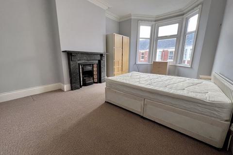 3 bedroom flat to rent, Warton Terrace, Newcastle Upon Tyne NE6