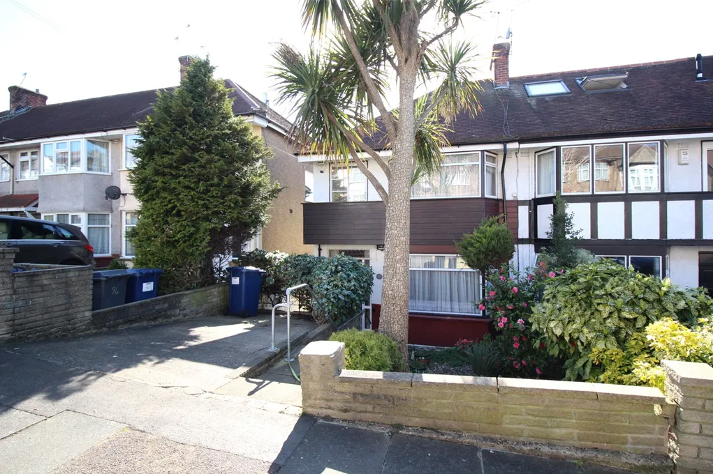 Ferney Road, East London EN4 3 bed terraced house £1,850 pcm