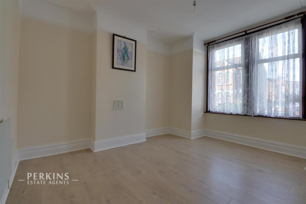 Northcote Avenue, Southall 4 bed terraced house £2,000 pcm (£462 pw)