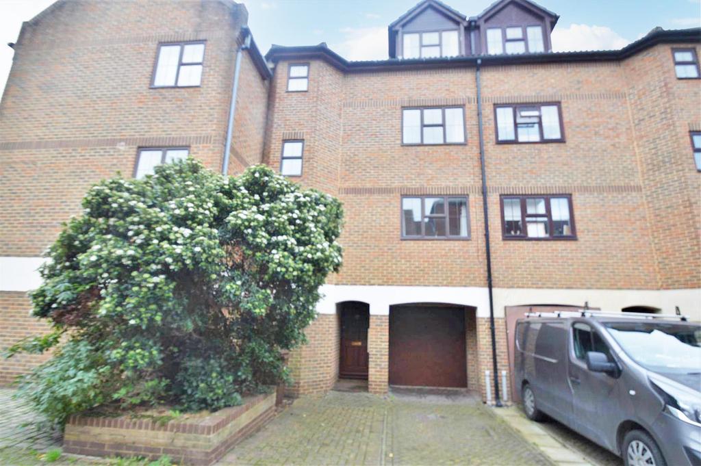 Esplanade, Rochester 3 bed house £1,400 pcm (£323 pw)