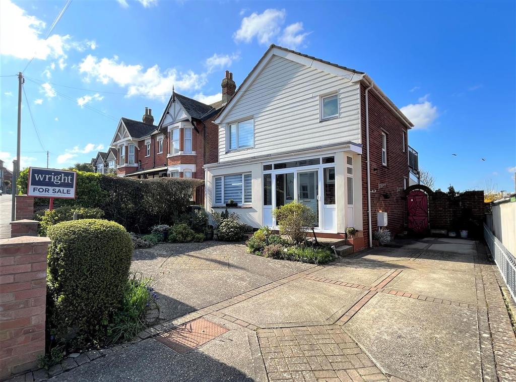 Cambridge Road, East Cowes 3 bed detached house £425,000