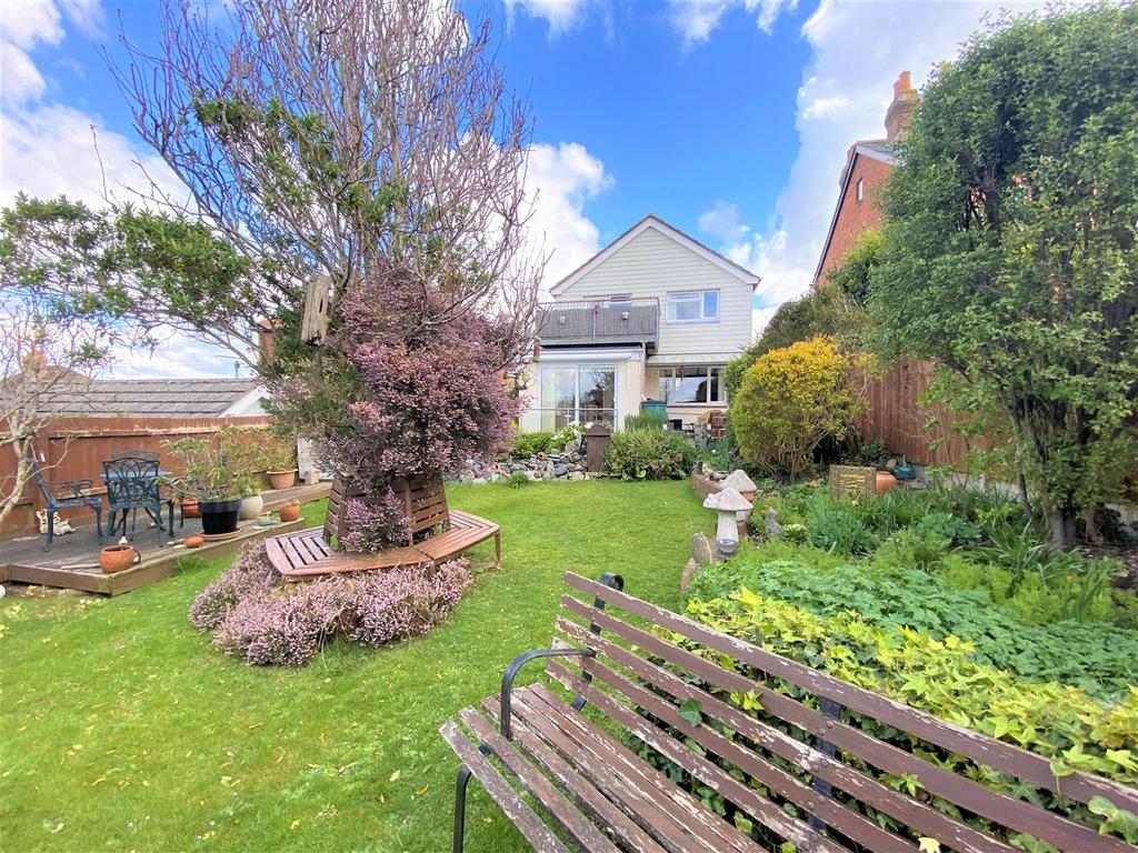 Cambridge Road, East Cowes 3 bed detached house £425,000