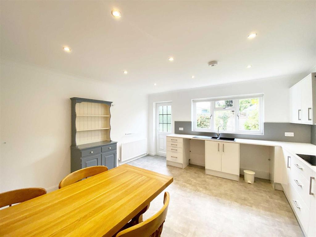 Barmby Road, Pocklington 3 bed detached bungalow £1,600 pcm (£369 pw)