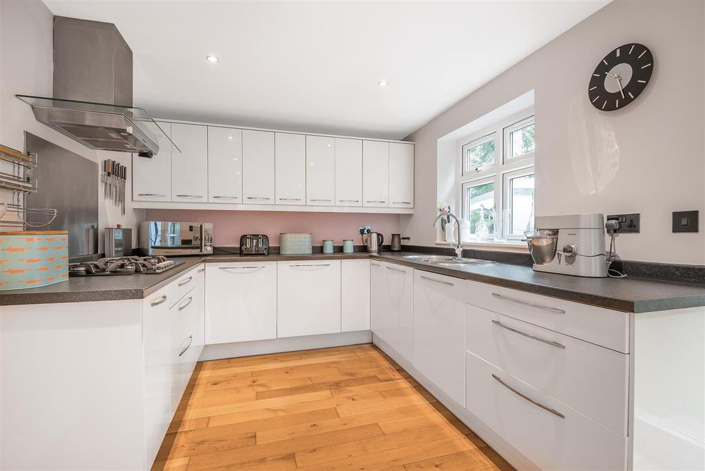 Waltham Avenue, Guildford 4 bed house £650,000