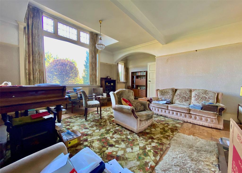 Westerham Road, Oxted, RH8 4 bed detached house £900,000