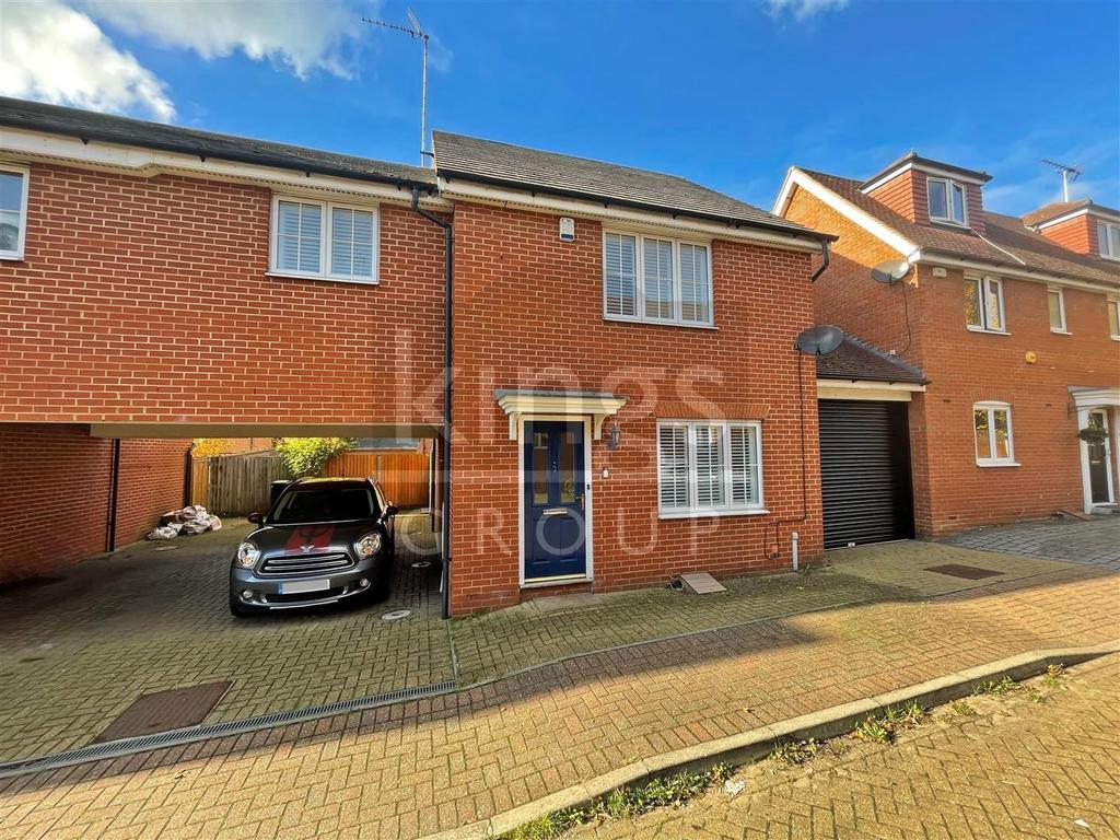 Hayden Road, Waltham Abbey 3 bed link detached house £480,000