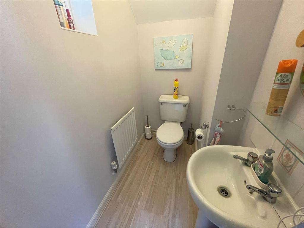 Hayden Road, Waltham Abbey 3 bed link detached house £480,000