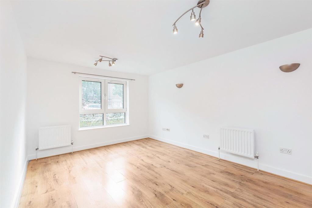 Dukes Court, Mortlake, SW14 2 bed flat £1,650 pcm (£381 pw)