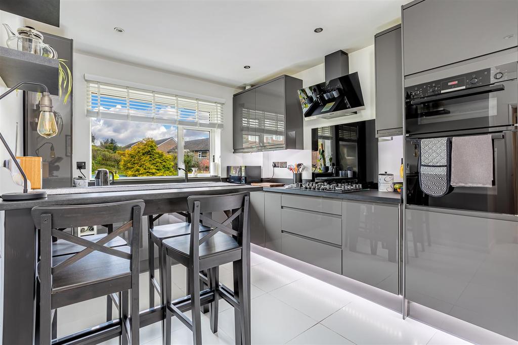 Beacon Way, Banstead 2 bed £400,000