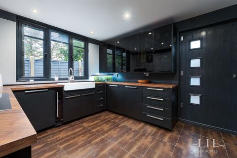 16 Hernshaw, Herongate, Brentwood, CM13 3PE
