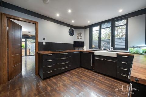 16 Hernshaw, Herongate, Brentwood, CM13 3PE