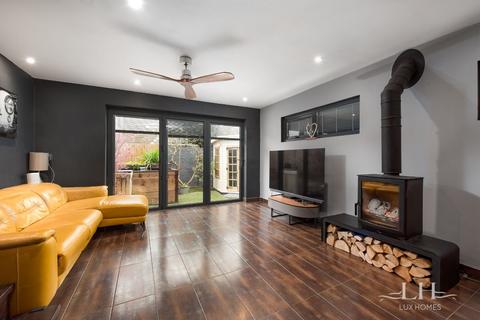 16 Hernshaw, Herongate, Brentwood, CM13 3PE