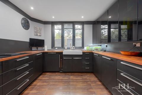 16 Hernshaw, Herongate, Brentwood, CM13 3PE