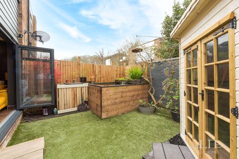 16 Hernshaw, Herongate, Brentwood, CM13 3PE