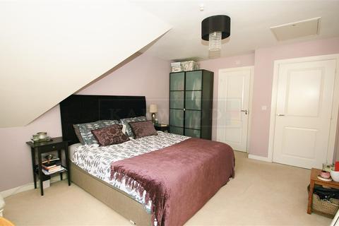 11 Albacore Way, Hayes, UB3 2FS