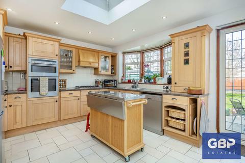39 Meadow Road, Romford, RM7 0LR