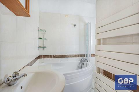39 Meadow Road, Romford, RM7 0LR