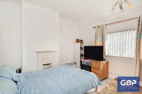 39 Meadow Road, Romford, RM7 0LR