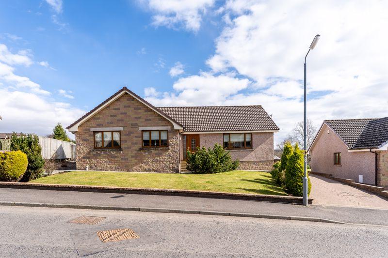 30 Robbiesland Drive, Cumnock, KA18 1UD 3 bed detached bungalow - £239,950