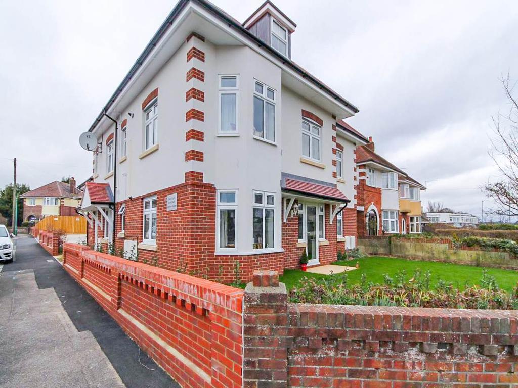 Iford Court, 9 Bedford Crescent, Bournemouth 1 bed apartment £795 pcm