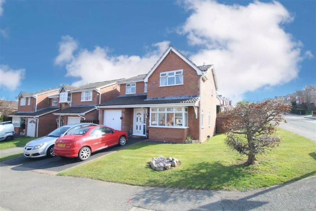 Royal Drive, Flint, Flintshire, CH6 4 bed detached house for sale £