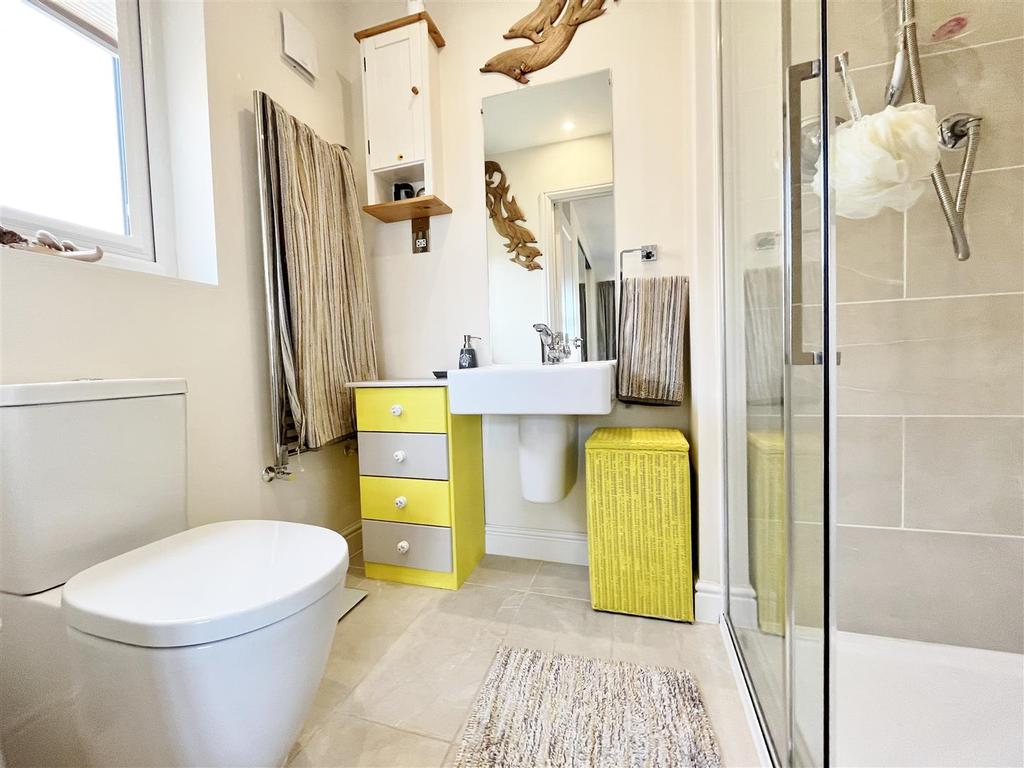 En suite shower room/wc