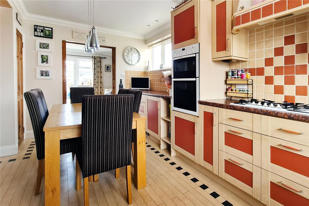 Jubilee Avenue, Rustington... 4 bed end of terrace house £400,000