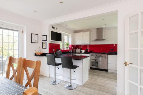 17 Mannamead, Epsom, KT18 6HU