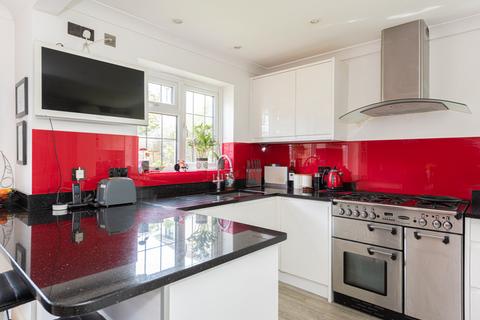 17 Mannamead, Epsom, KT18 6HU