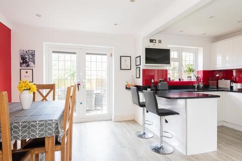 17 Mannamead, Epsom, KT18 6HU