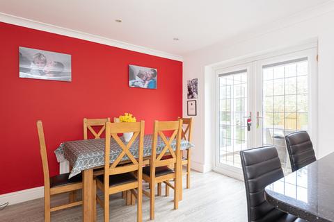 17 Mannamead, Epsom, KT18 6HU