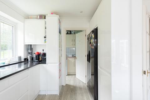 17 Mannamead, Epsom, KT18 6HU
