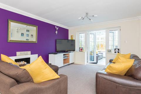 17 Mannamead, Epsom, KT18 6HU