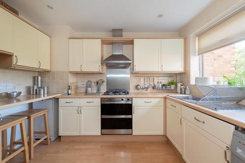 4 Marneys Close, Epsom, KT18 7HR