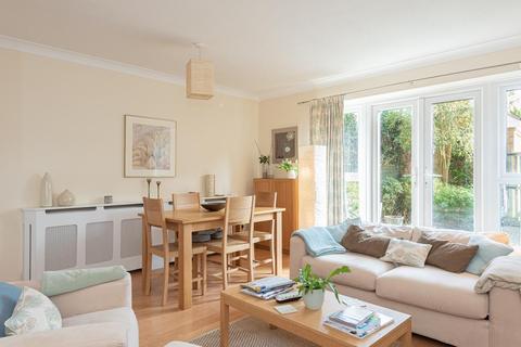 4 Marneys Close, Epsom, KT18 7HR