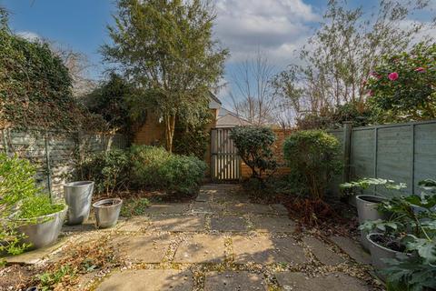 4 Marneys Close, Epsom, KT18 7HR