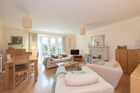 4 Marneys Close, Epsom, KT18 7HR