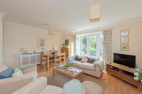 4 Marneys Close, Epsom, KT18 7HR