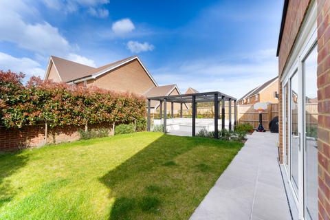 5 Augustus Drive, Epsom, KT17 1FJ